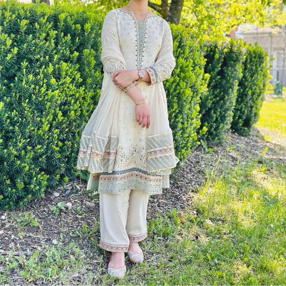 Pakistani suit with dupatta - Picture 1 of 1